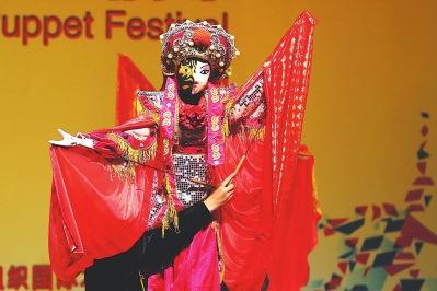 中國僑網(wǎng)四川資中木偶劇團表演《木偶變臉吐火》,。(周明太 攝)