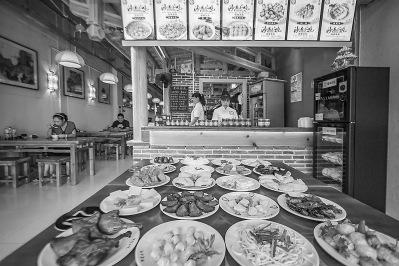 中國(guó)僑網(wǎng)沙縣小吃集團(tuán)的一家加盟店內(nèi),,菜品豐富多樣。 本報(bào)通訊員 曾勇 攝