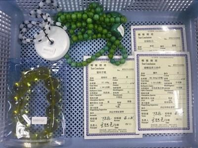 中國僑網(wǎng)電商平臺(tái)競(jìng)拍得的所謂琥珀、綠松石、和田玉實(shí)為塑料、仿綠松、碳酸鹽質(zhì)玉