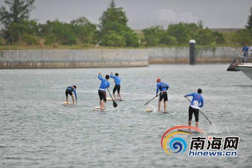 中國僑網(wǎng)首屆中國大學(xué)生槳板競速挑戰(zhàn)賽在萬寧石梅灣舉行,。南海網(wǎng)記者 高鵬攝