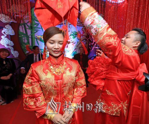 中國(guó)僑網(wǎng)新郎掀起紅蓋頭,。