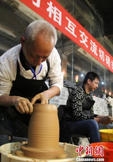 中國僑網(wǎng)圖為選手在比賽現(xiàn)場創(chuàng)作,?!埍蟆z