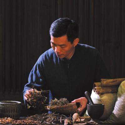 中國(guó)僑網(wǎng)陳建兵在專注地分揀香料,。
