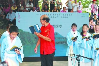 中國僑網(wǎng)柯家駒教孩子們誦讀《途次莆田》,。錢麗鶯 攝