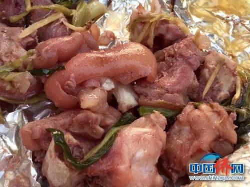 中國(guó)僑網(wǎng)“焗窯”里出來的食物 李曉春 攝