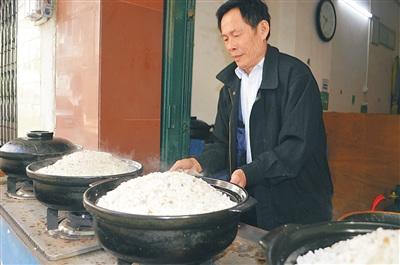 中國僑網(wǎng)潘正暉在烹制鹽焗雞,。