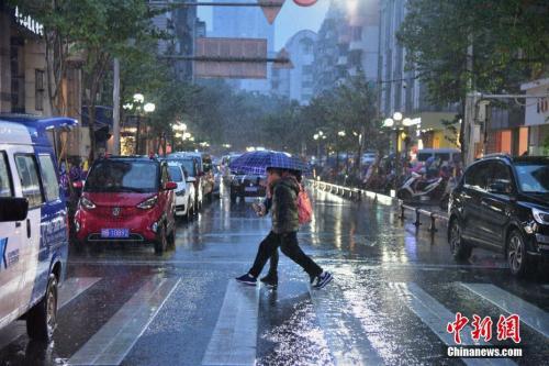 中國僑網(wǎng)1月6日,,廣西柳州市遭遇了小寒后的強(qiáng)降雨天氣,,溫度驟降,,市民紛紛穿上了大棉衣,、撐傘出行,。 王以照 攝