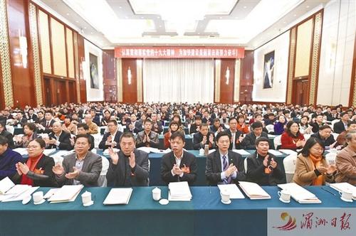 中國僑網圖為市政協(xié)七屆二次會議閉幕會上,,委員們表決通過各項決議,。湄洲日報記者 蔡昊 攝