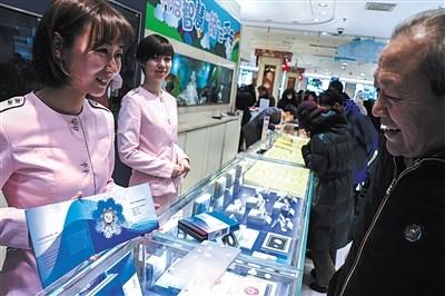 中國僑網(wǎng)昨日(10日),菜百,市民在購買2022冬奧特許商品,。本版攝影/新京報記者 彭子洋