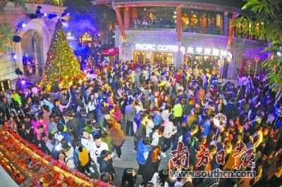 中國僑網(wǎng)2017—2018跨年夜,,嶺南天地人頭涌涌,,擠滿了前來游玩的市民。 戴嘉信 攝