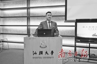 中國(guó)僑網(wǎng)汕頭大學(xué)商學(xué)院舉辦“海上絲綢之路”大講堂,,首期解讀潮商500年不敗“文化密碼”。程子姣 攝