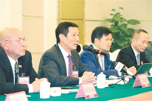 中國僑網(wǎng)12位列席華僑在座談會上為江門發(fā)展建言,。 唐達 攝