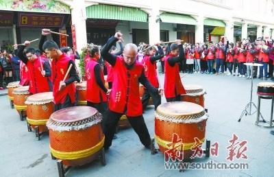 中國僑網(wǎng)融合了中西音樂的24節(jié)令鼓令人耳目一新,。南方日報記者 蘇仕日 攝