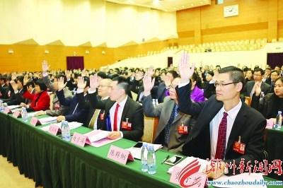 中國僑網(wǎng)昨天(18日)上午,,市政協(xié)十二屆二次會議勝利閉幕,。圖為政協(xié)委員們舉手表決通過大會決議,。 本報記者 陳宏文 攝