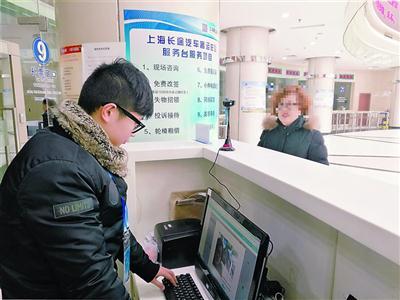 中國僑網(wǎng)長途客運總站一位乘客正在使用人臉識別系統(tǒng),。 張家琳 攝