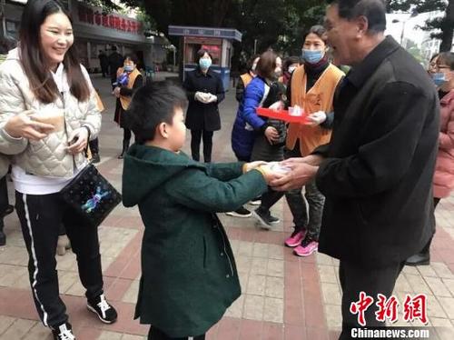 中國僑網施粥現場充滿歡樂溫馨的氣氛,?!∷捎选z