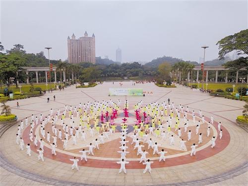 中國僑網(wǎng)會員們動(dòng)作整齊劃一,,均勻緩慢且舒展大方,,遠(yuǎn)觀給人帶來強(qiáng)烈的視覺沖擊。