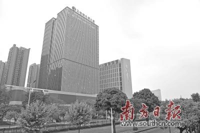 中國(guó)僑網(wǎng)瀾石不銹鋼總部大廈吸引了不少優(yōu)秀的不銹鋼企業(yè)回歸,。南方日?qǐng)?bào)記者 戴嘉信 攝