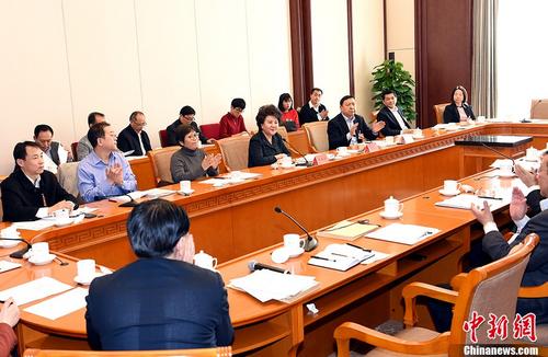 中國僑網(wǎng)1月24日,,中國國務(wù)院僑務(wù)辦公室主任裘援平出席全國僑辦主任會(huì)議分組討論會(huì),。 中新社記者 張勤 攝