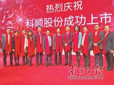 中國(guó)僑網(wǎng)敲鐘儀式上,,圓合金控總裁袁利群(右四)站在科順股份董事長(zhǎng)陳偉忠(右五)的身邊,。