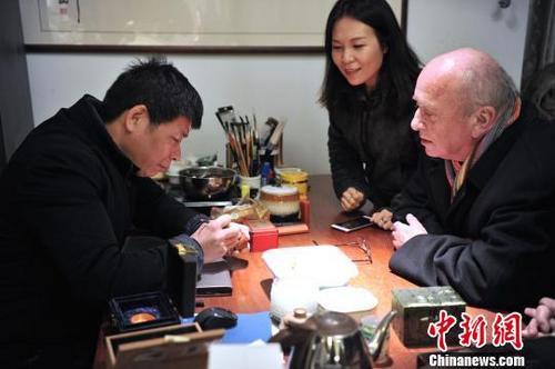 中國(guó)僑網(wǎng)法國(guó)前國(guó)會(huì)議員、法國(guó)墨茲大區(qū)議會(huì)主席,、法中工匠藝術(shù)文化協(xié)會(huì)名譽(yù)主席納米·凱羌(右一)參訪(fǎng)訪(fǎng)中國(guó)工藝美術(shù)大師,、國(guó)家文化名人陳禮忠(左)工作室,?!埍蟆z