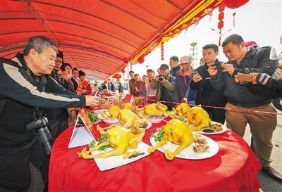 中國僑網(wǎng)2月4日,,首屆“年味萬寧”年貨節(jié)暨萬寧年雞大賽吸引了市民和“候鳥”人群的熱情關注,。 本報記者 袁琛 攝