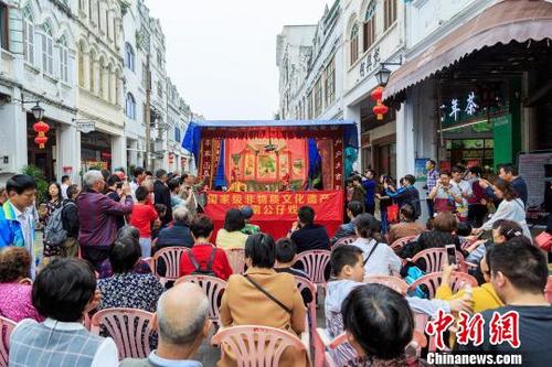 中國(guó)僑網(wǎng)春節(jié)期間,,海口騎樓老街為游客帶來頗具本地特色的海南公仔戲表演,?!×_長(zhǎng)英 攝