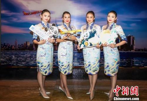 中國(guó)僑網(wǎng)成都往返紐約開航儀式上的空姐們,。(資料圖) 鐘欣 攝