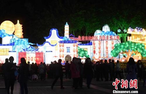中國(guó)僑網(wǎng)福州元宵燈會(huì)溫泉公園展區(qū)彩燈亮麗炫目,?!⒖筛z