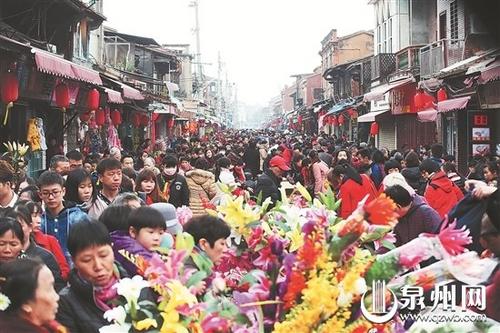 中國(guó)僑網(wǎng)西街深受游客青睞。