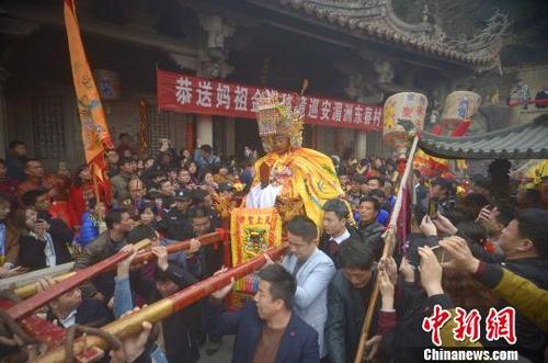 中國僑網(wǎng)圖為媽祖金身在祖廟出發(fā),?!蚊鳌z