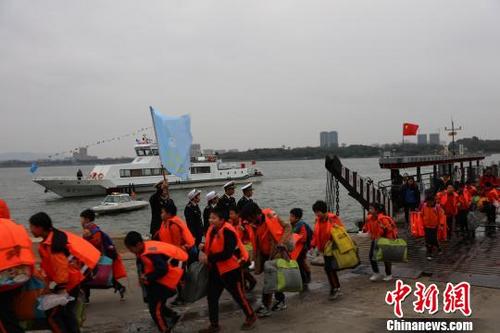 中國(guó)僑網(wǎng)開(kāi)學(xué)首日 廣東佛山南海海事部門(mén)貼心護(hù)航“學(xué)生渡”,。 張濤 攝