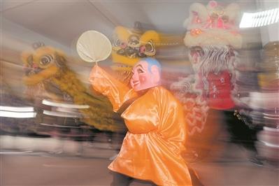 中國僑網大頭佛當起“情景劇”主角,。