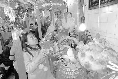 中國(guó)僑網(wǎng)市民觀賞選購(gòu)蓮花燈。 本報(bào)記者 方淦明 攝