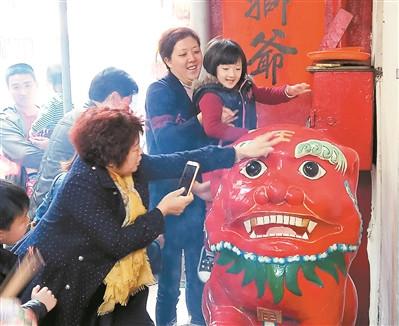 中國僑網(wǎng)行彩橋、摸石獅是揭陽民眾慶元宵活動(dòng)中的一項(xiàng)傳統(tǒng)民俗文化活動(dòng),。
