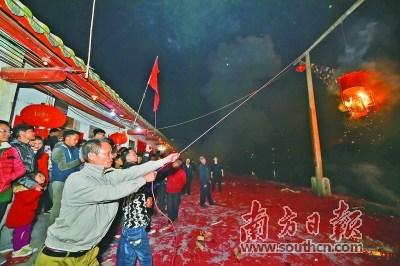 中國僑網(wǎng)興寧元宵“燒煙架”,。何森垚 攝