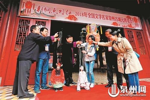 中國僑網(wǎng)名家著迷于提線木偶表演