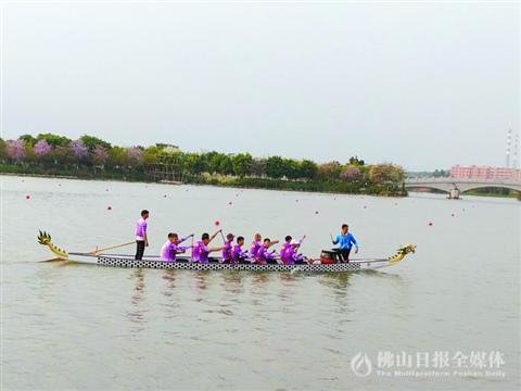 中國(guó)僑網(wǎng)昨日(5日),,樂(lè)從羅浮宮龍舟隊(duì)到達(dá)東莞,,并下水進(jìn)行訓(xùn)練。/受訪者提供