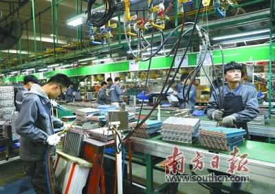 中國(guó)僑網(wǎng)廣東海信電子有限公司的生產(chǎn)車間。 南方日?qǐng)?bào)記者 張由瓊 攝