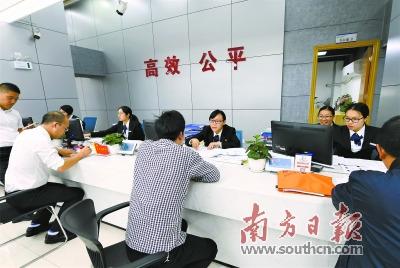 中國僑網(wǎng)蓬江區(qū)企業(yè)法人邑門式服務(wù)中心整合19個部門的涉企事項,,讓企業(yè)辦事更方便。 楊興樂 攝