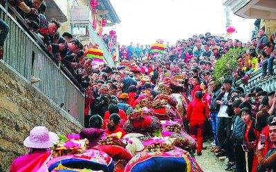中國僑網(wǎng)信眾追隨巡游隊(duì)伍,。 林勝奕 攝