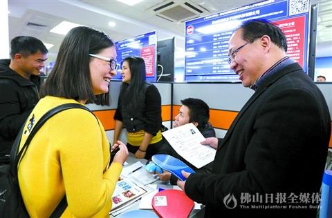 中國僑網(wǎng)畢業(yè)于西北農(nóng)林科技大學(xué)碩士研究生賀嬌姣(左2)應(yīng)聘佛山林至高分子材料科技有限公司有關(guān)職位,。 佛山日報記者甘建華攝