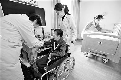 中國僑網(wǎng)老人正在社區(qū)衛(wèi)生服務(wù)站接受醫(yī)療護理