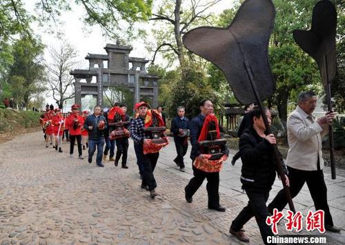 中國(guó)僑網(wǎng)3月17日,,“游公太”隊(duì)伍穿行在連城縣宣和鄉(xiāng)培田村。據(jù)了解,,“游公太”源于明代,,是在閩西連城、長(zhǎng)汀一帶流傳的客家民俗盛會(huì),,以祭祀開(kāi)閩王王審知為主題,。史料記載,閩王王審知(862—925)是河南固始人,,公元885年入閩先后任福建觀察副使,、威武軍節(jié)度使,后梁封為閩王,。清廉&