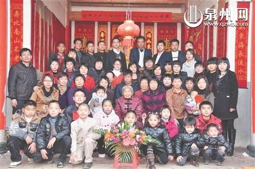 中國(guó)僑網(wǎng)胡美論一家人和家族成員合影