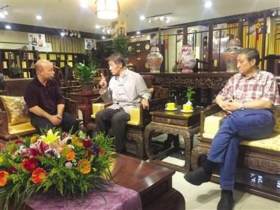 中國(guó)僑網(wǎng)江門(mén)深厚的歷史文化吸引各地名家,圖片為故宮博物院研究員胡德生(中),,中國(guó)文物學(xué)會(huì)收藏鑒定委員會(huì)副會(huì)長(zhǎng)、原故宮博物院文??萍疾恐魅尾莒o樓(右),與新會(huì)大澤紅木家具行業(yè)協(xié)會(huì)副會(huì)長(zhǎng),、江門(mén)市豪盛紅木家具有限公司負(fù)責(zé)人黃愛(ài)豪進(jìn)行交流,。
