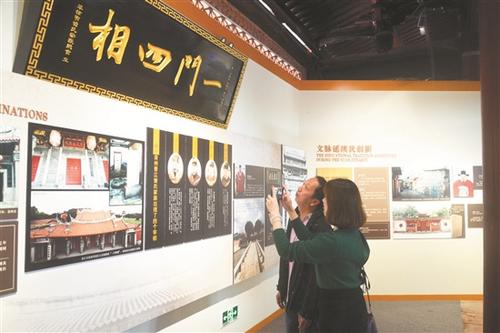 中國(guó)僑網(wǎng)泉州教育史話展覽吸引了不少參觀者
