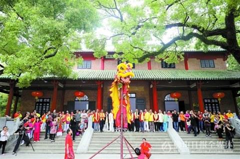 中國僑網(wǎng)昨日,,精武會會館慶祝儀式上,,舞獅采青。