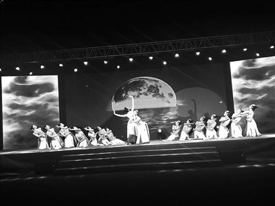 中國僑網(wǎng)文昌中學(xué)的學(xué)生表演舞蹈《海上生明月》,。