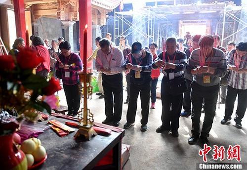 中國(guó)僑網(wǎng)4月5日,馬祖參訪團(tuán)在福州瑯岐陳氏祠堂謁拜祖先,。 中新社記者 呂明 攝